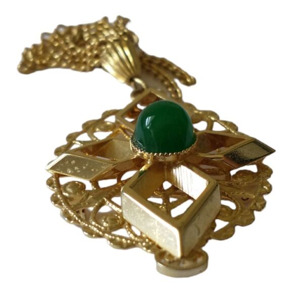 Sarah Coventry Peking Brooch Tassel Pin Filigree Gold Tone Green Glass Cabochon - Picture 3 of 16
